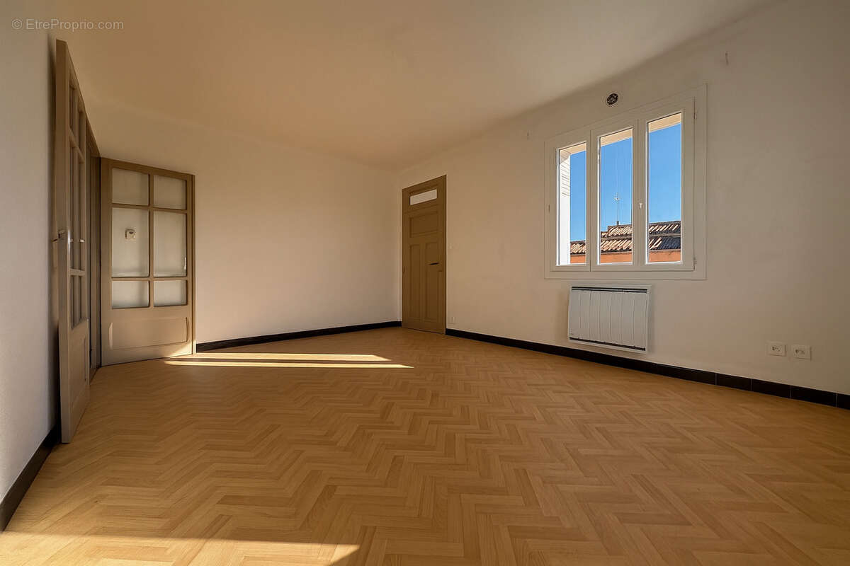 Maison à SAINT-MITRE-LES-REMPARTS