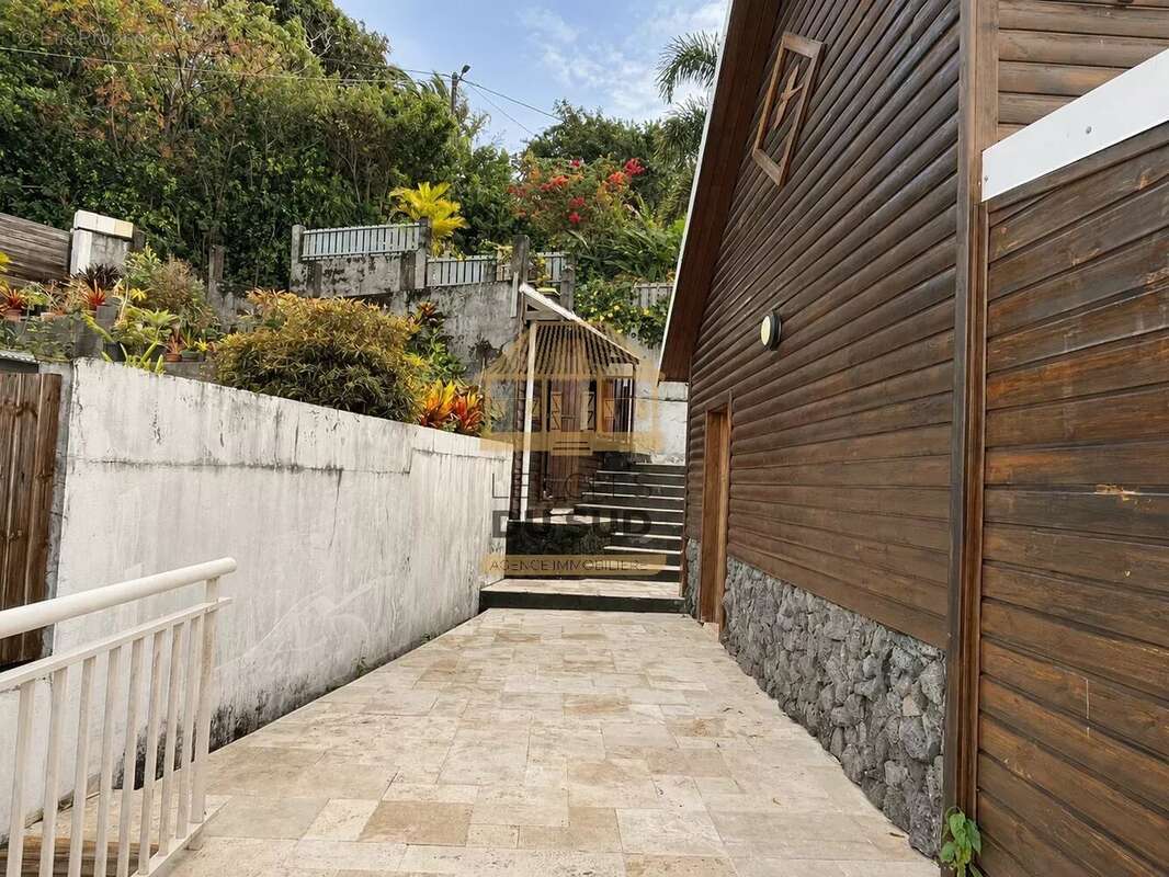 À vendre - maison de type t5  de 161,66 m² environ - saint-joseph - 280 000€ - photo 2