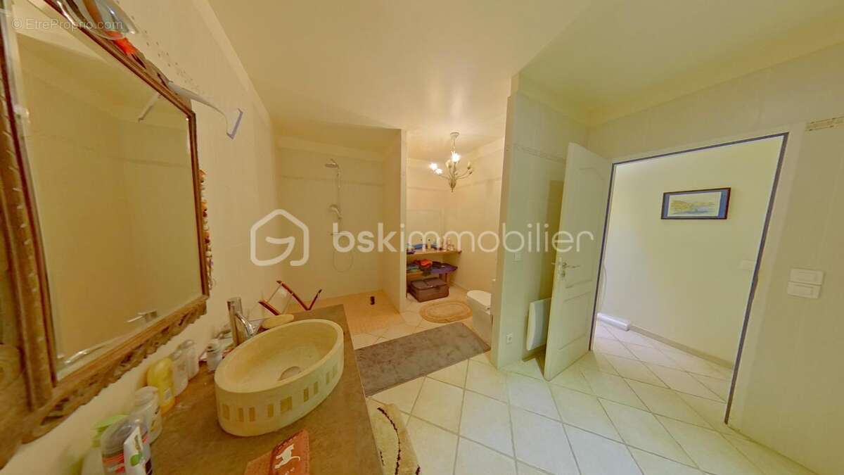 Corps de ferme de 179 m² avec une grande de grange  150 m² sur 1624 m² de terrain - photo 11