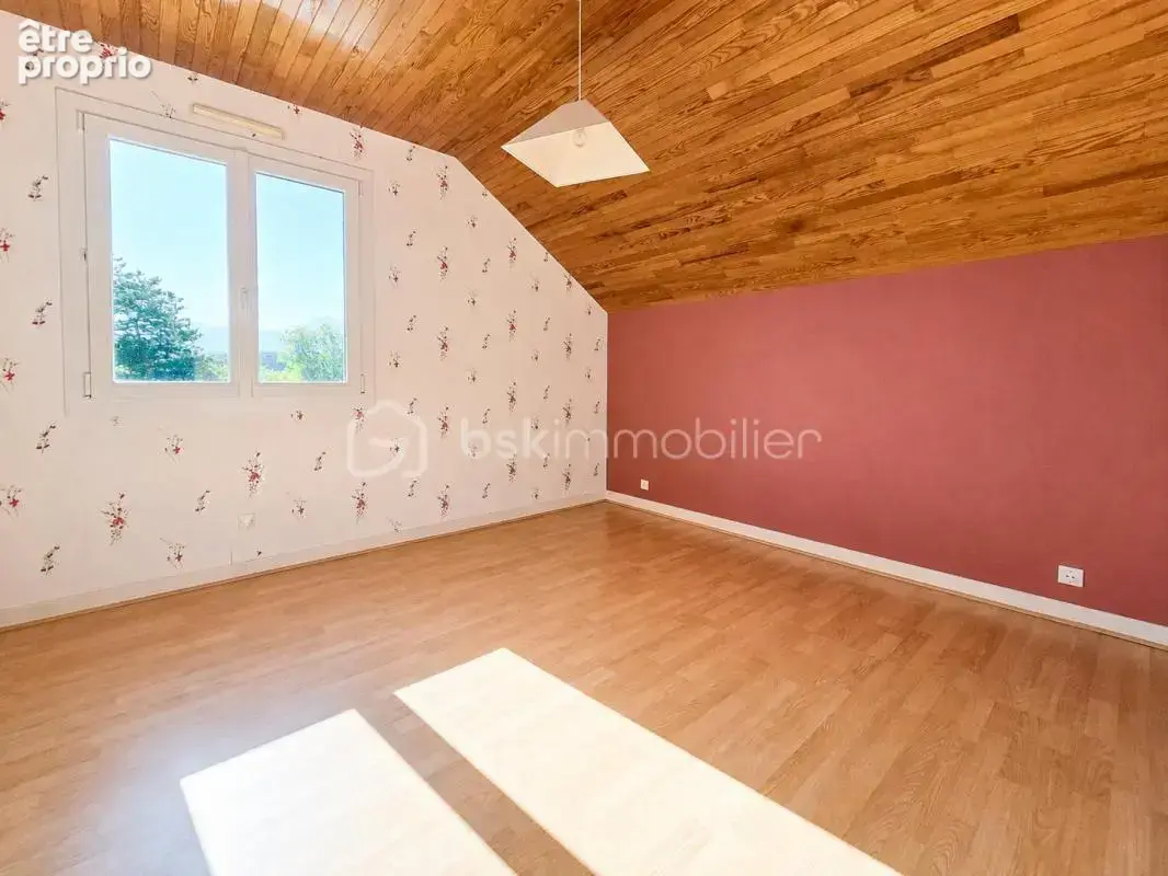 CLAIX – Maison familiale avec terrain de 1 075 m², vue dégagée et fort potentiel d'agrandissement - photo 11