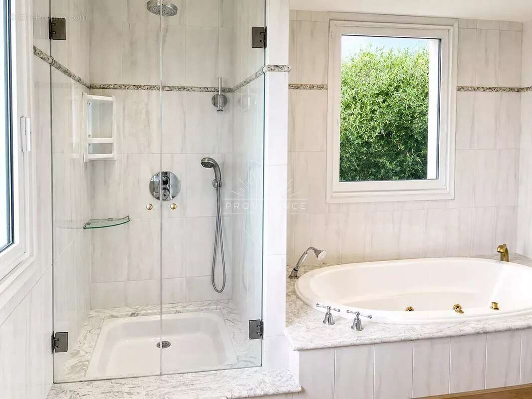 Le Cannet Europe - Villa 266 m², 5 chambres, piscine, jardin plat et vue mer - photo 13