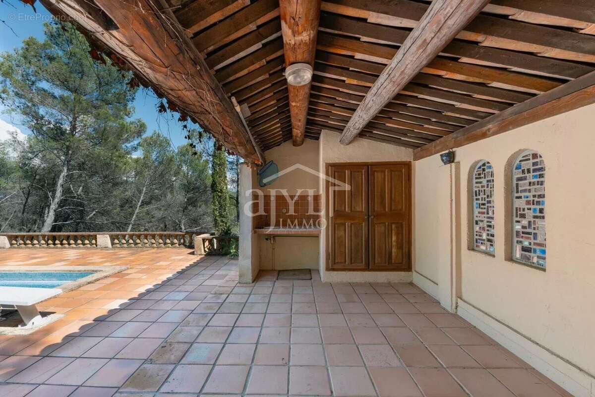 Maison 6 pièces – 182 m² sur 1 HA de terrain clos – Vue dominante – Rognes - photo 2