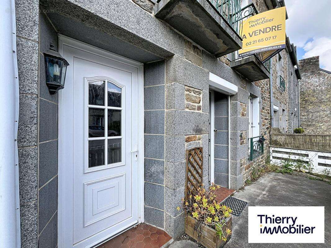 MINIAC-MORVAN - Maison de ville à rénover - 2 chambres et terrasse - photo 8