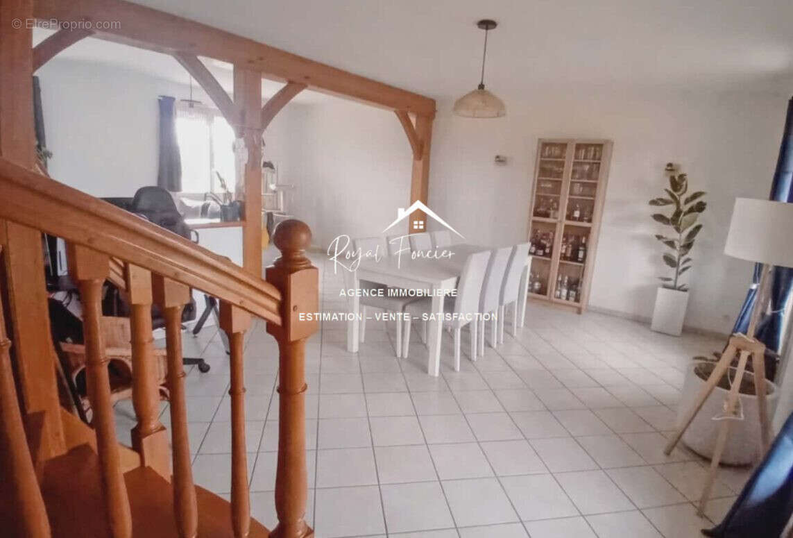 Séjour 30.50 m² - Maison à PORTS