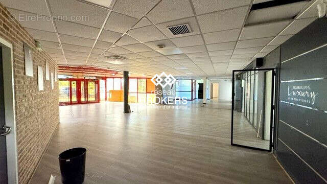 Commerce 1080 m² à Avignon  - photo 2