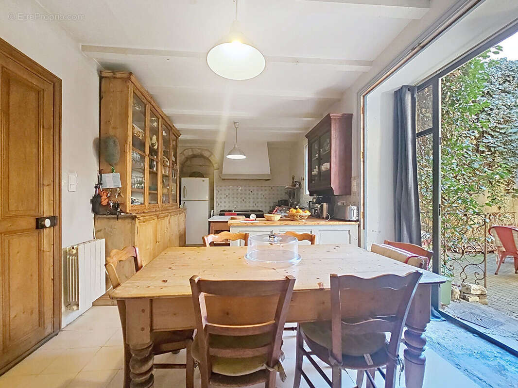 Avignon intra-muros. Maison de ville Avignon 9 pièces 220 m2 - photo 4