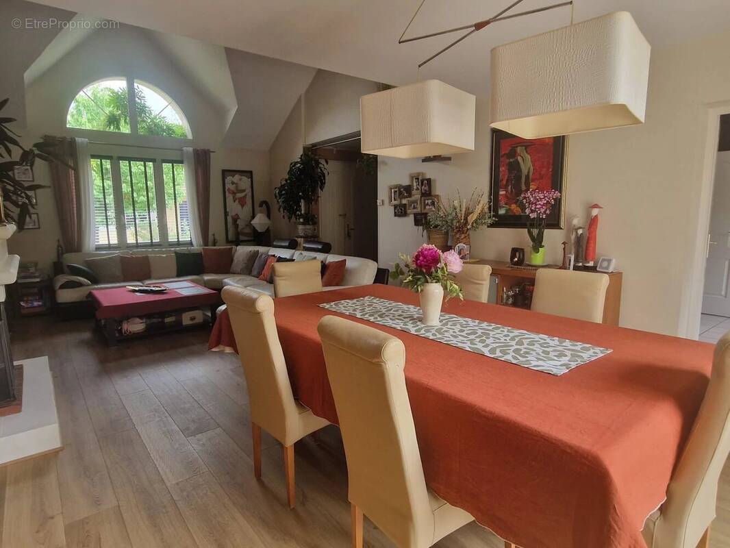 Maison à VOISINS-LE-BRETONNEUX