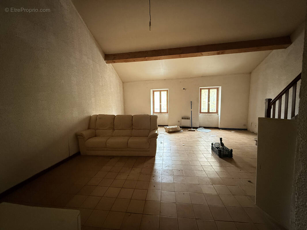 Opportunite rare : f3 + volumes d'exposition dans le village de ceret - photo 1