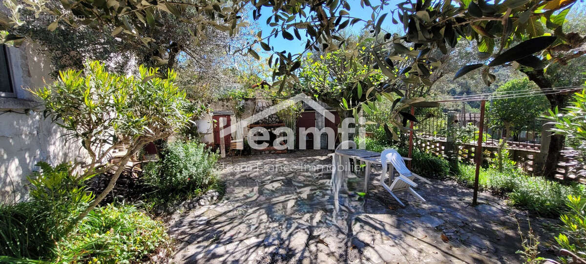 Maison à SAINT-JULIEN-LES-ROSIERS