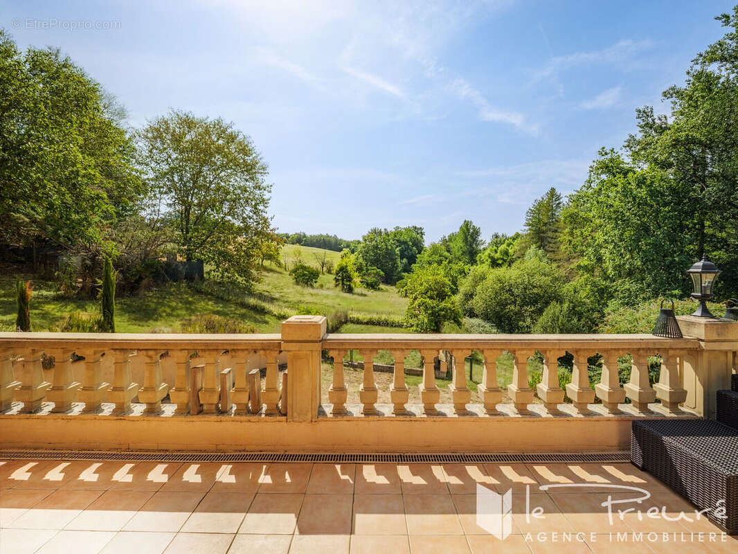 À 10 minutes d'Albi, maison familiale de plus de 200 m² avec vue dégagée sur la campagne - photo 4
