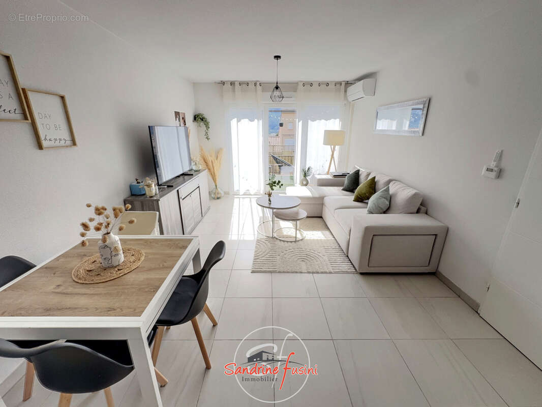 Superbe Appartement 3 pièces au premier et dernier étage avec deux parkings en sous sol. - photo 3
