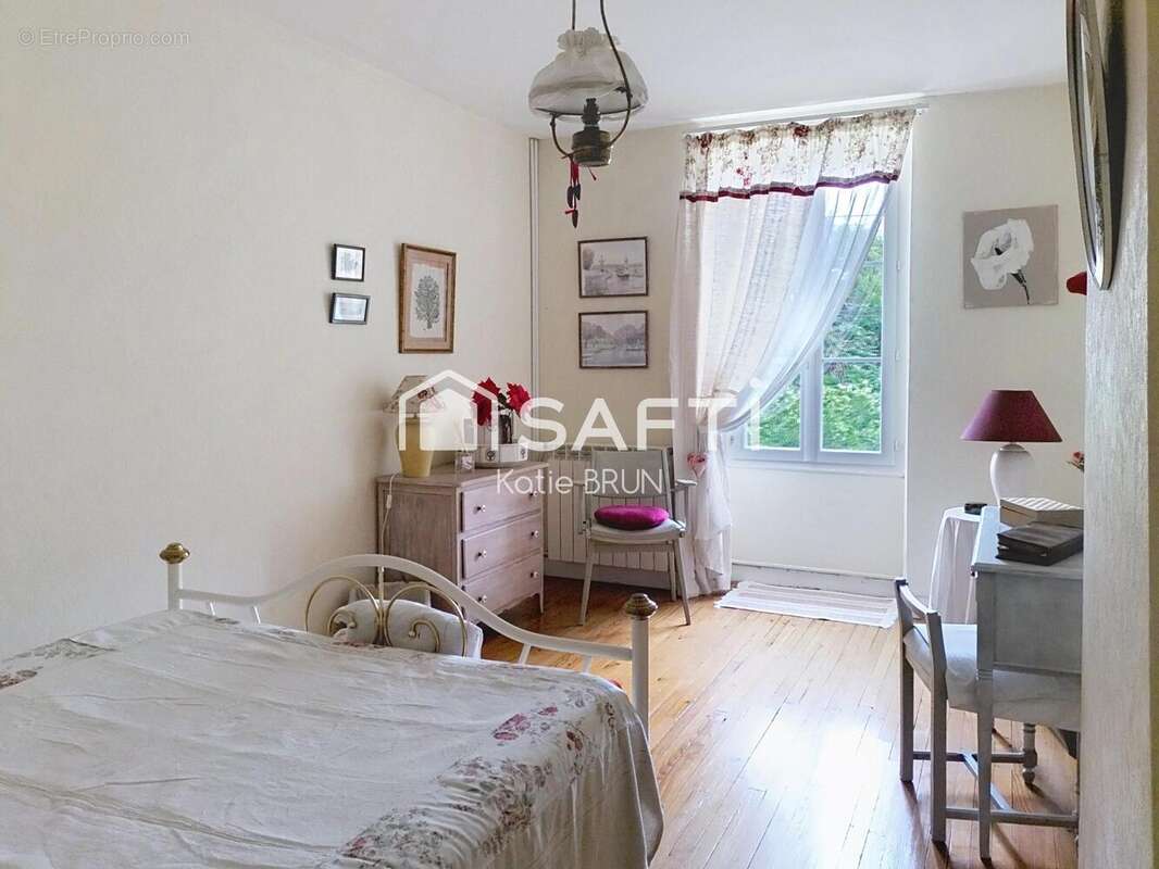 Maison 165 m² à Corme-Royal  - photo 9