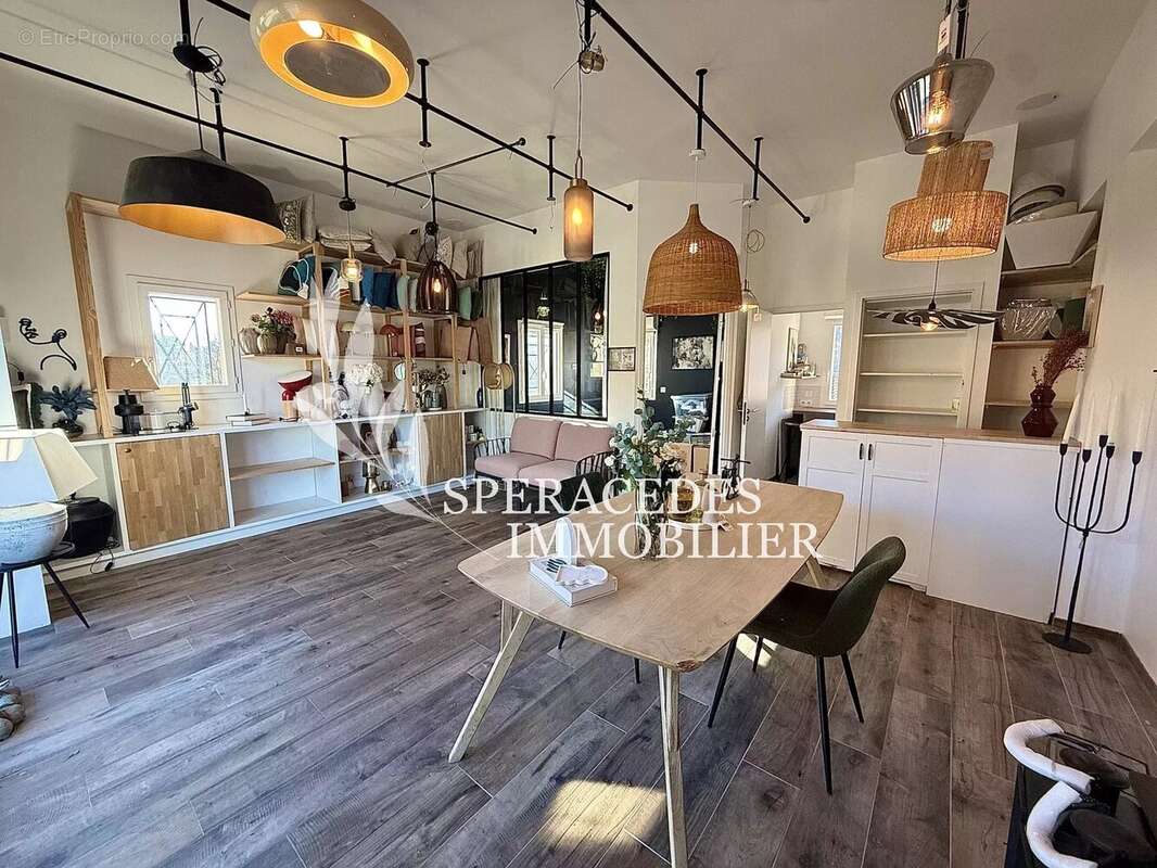 Commerce à LE ROURET