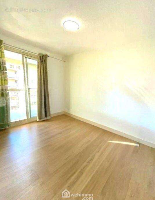 Chambre lumineuse avec accès direct à la terrasse. - Appartement à SAINTE-MAXIME