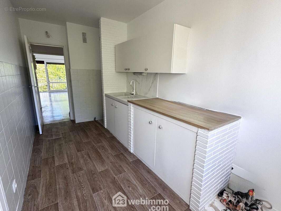 Une autre vue de la cuisine. - Appartement à RIS-ORANGIS