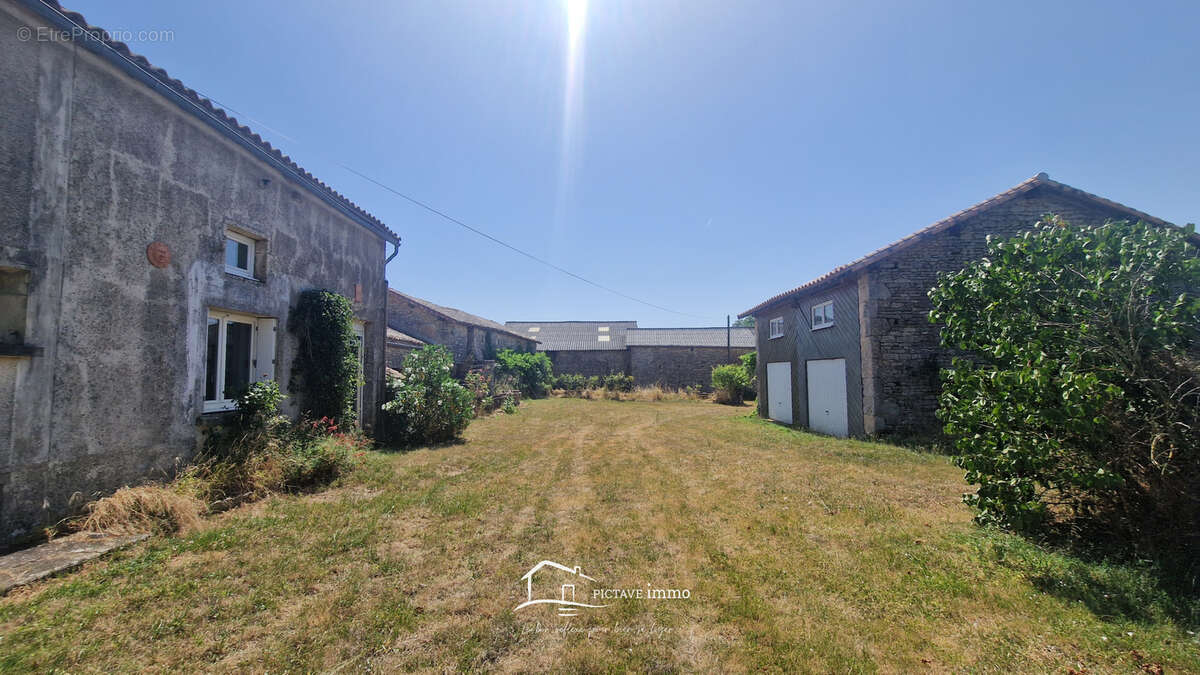 Maison de campagne avec dépendances et terrain de 1 120 m2 à Saint-Sauvant - photo 12