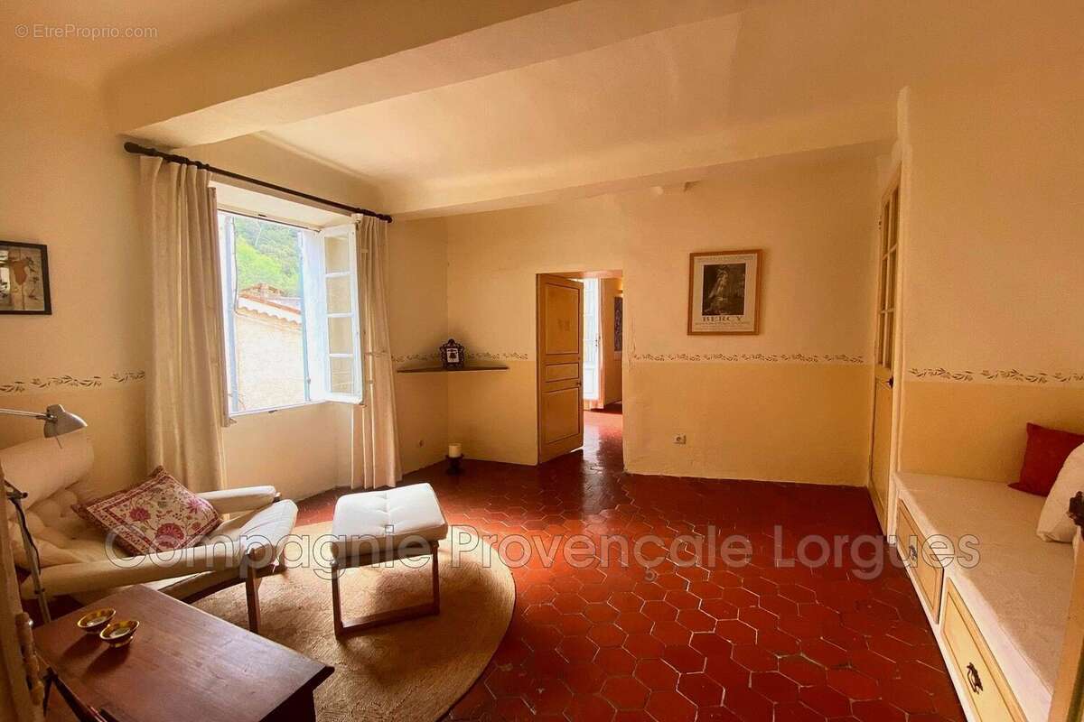 Maison à ENTRECASTEAUX