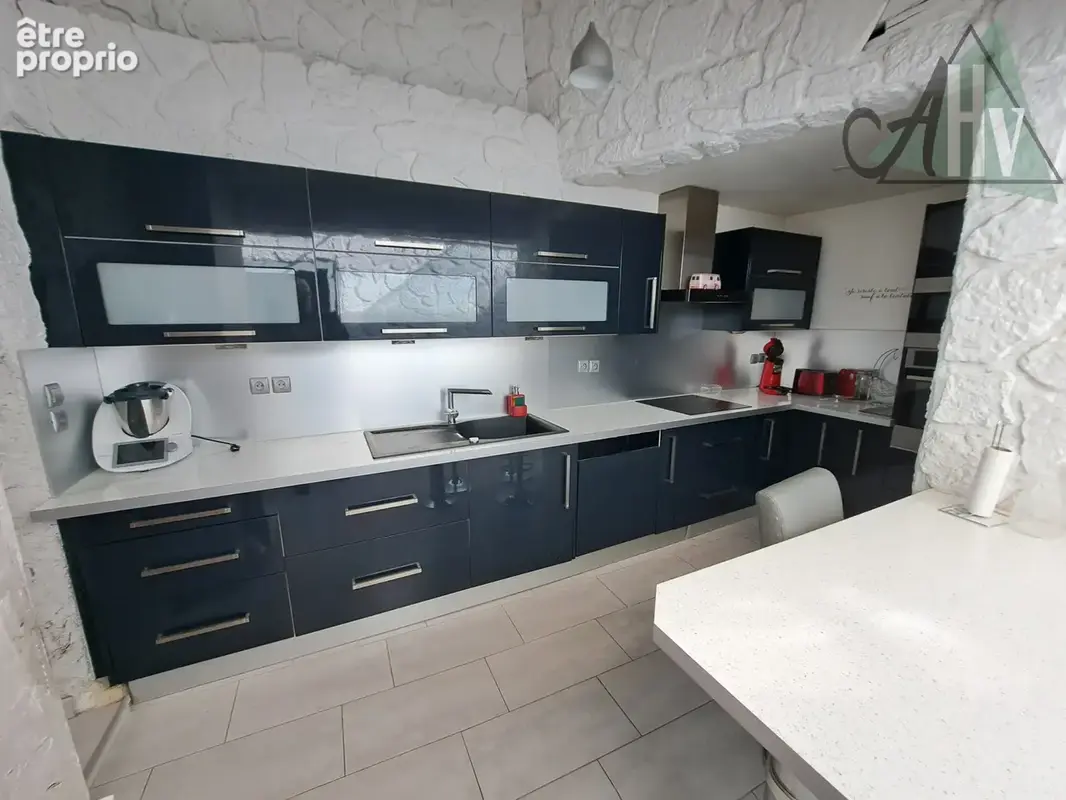 CHEROY (89) - Maison de ville rénovée de 228 m2 avec 4 chambres et extérieur. - photo 3