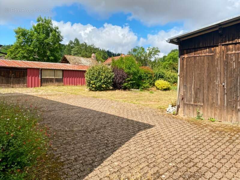 Ensemble immobilier comprenant  2 maisons de village sur terrain de 2285 m² - photo 13