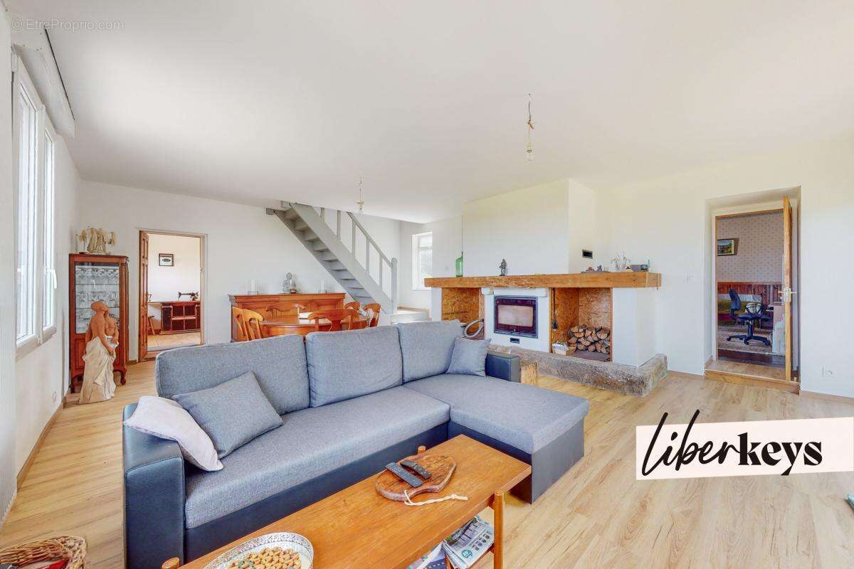 Maison à LA ROCHE-DERRIEN