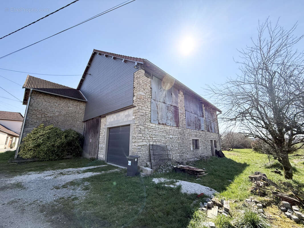 Maison à MONTROND-LE-CHATEAU