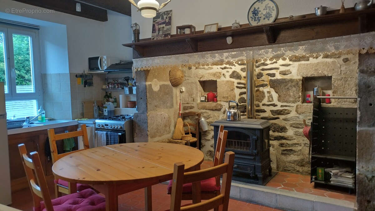 Maison en pierres avec grand garage vendue meublée - photo 5