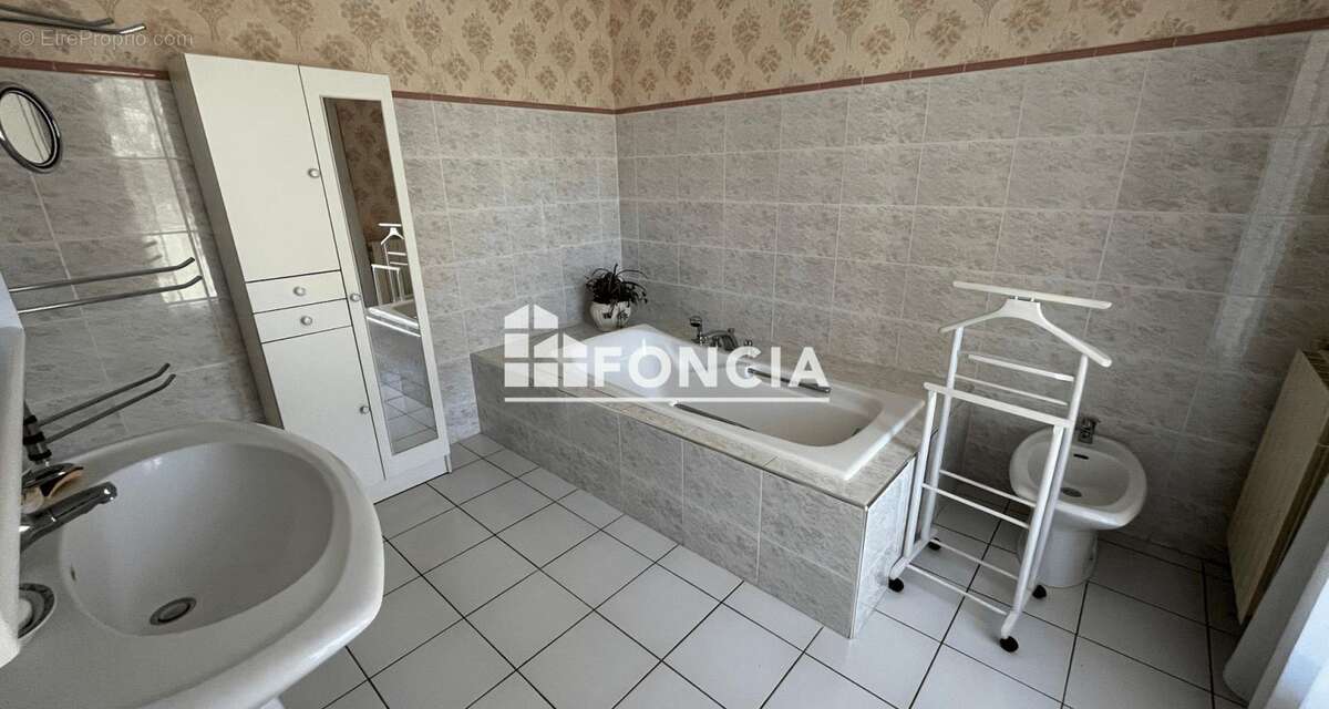 Saint-Quentin-La-Poterie - Villa provençale 150 m² avec piscine sur terrain constructible de 2700 m² - photo 10