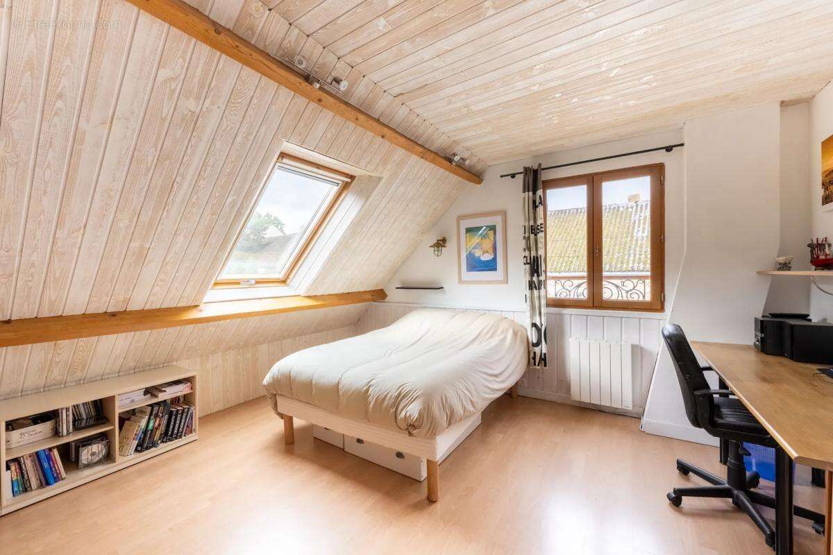 Maison à LA CELLE-LES-BORDES