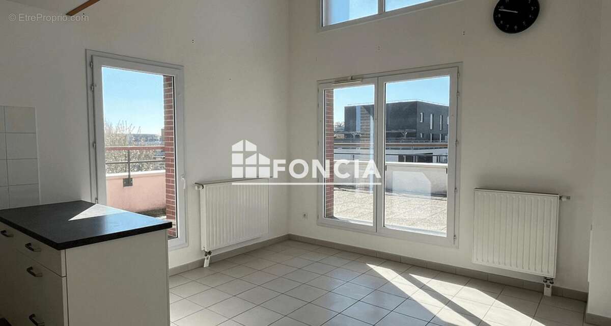 Idéalement situé dans résidence sécurisée, au calme, proche gare et commodités, beau DUPLEX 4 pièces avec grande terrasse au der - photo 3