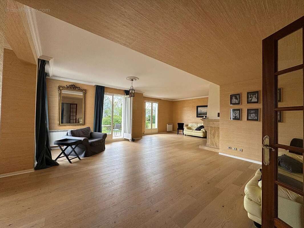 Maison à SAINT-NOM-LA-BRETECHE