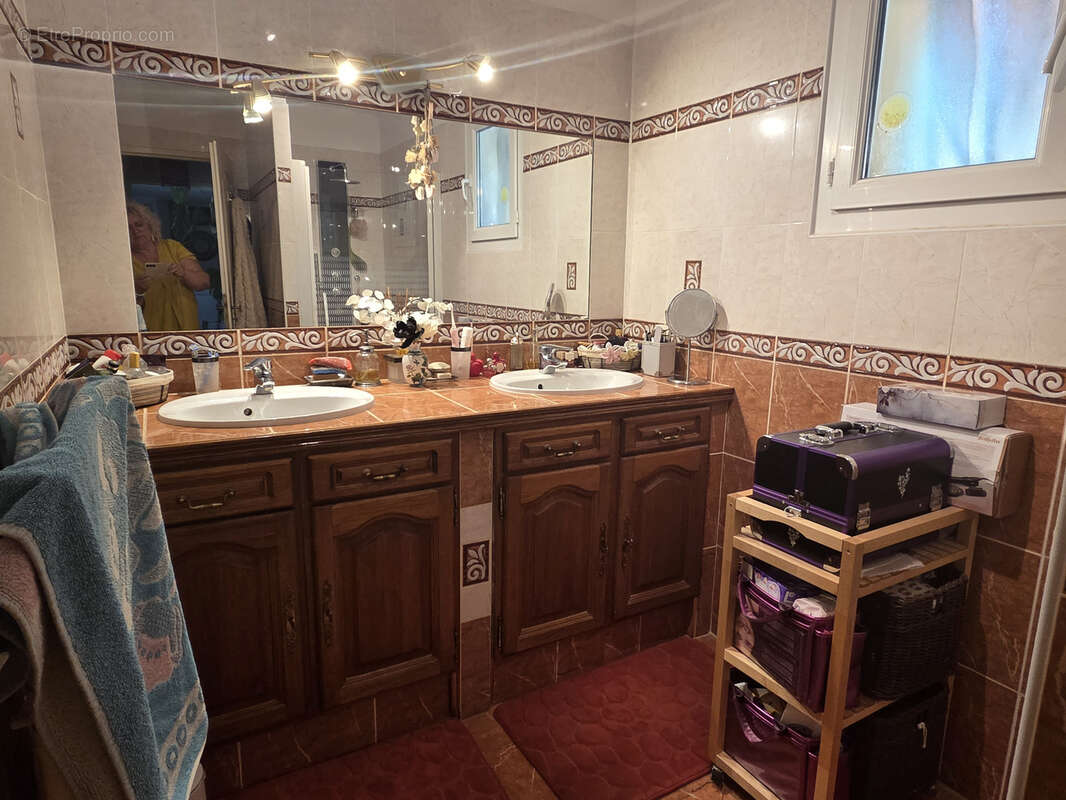 Drme Provencale Villa plein pied,3 chambres, garage, piscine couverte ,source 7000 m2, campagne. - photo 12