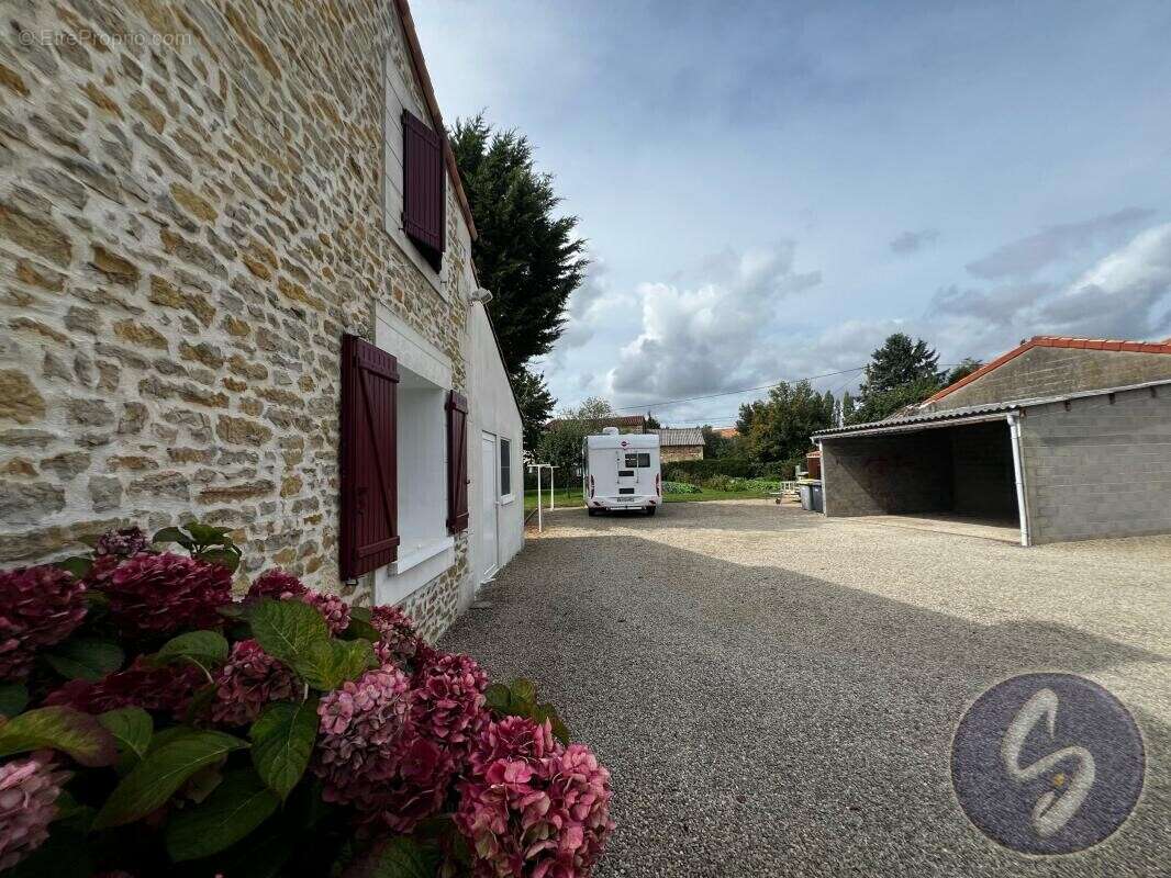 Maison à AZAY-LE-BRULE