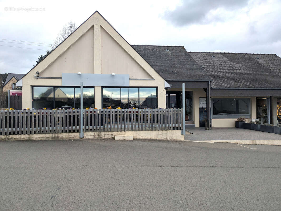 Commerce à BAZOUGES-LA-PEROUSE