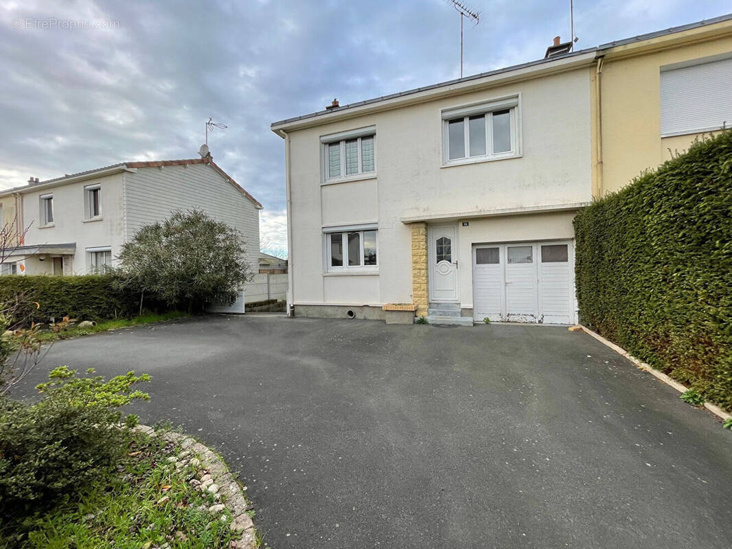 Maison à SAINT-MACAIRE-EN-MAUGES