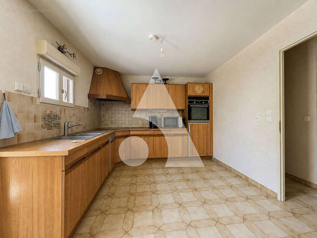Maison 125 m² - rafraichissement a prévoir - 5 min gare - photo 5