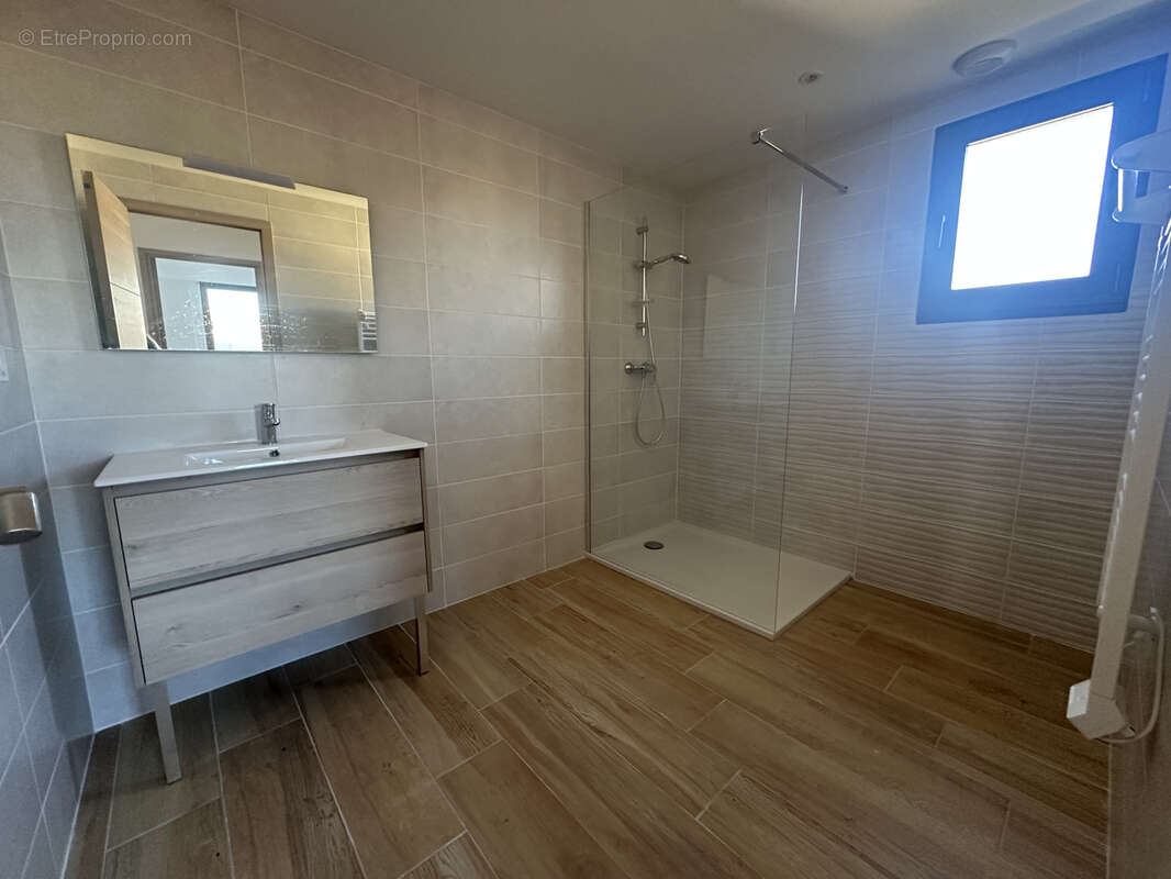 Appartement à SAINT-LAURENT-DU-VAR