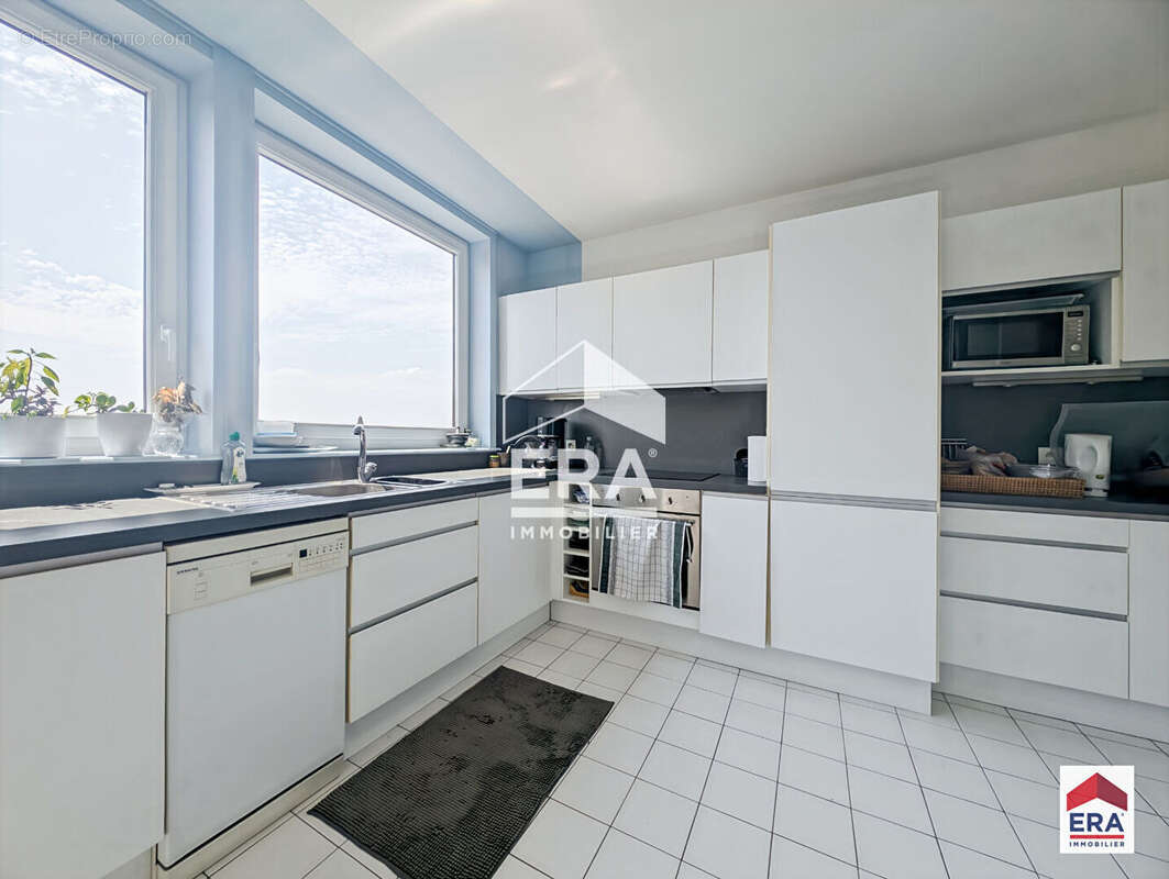 Appartement - 105 m² - Balcons - Garage fermé - Cave - Roubaix Barbieux - photo 4