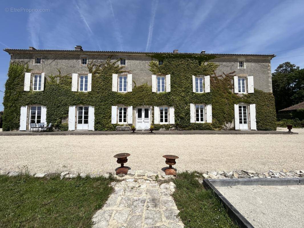 Maison à AIGRE