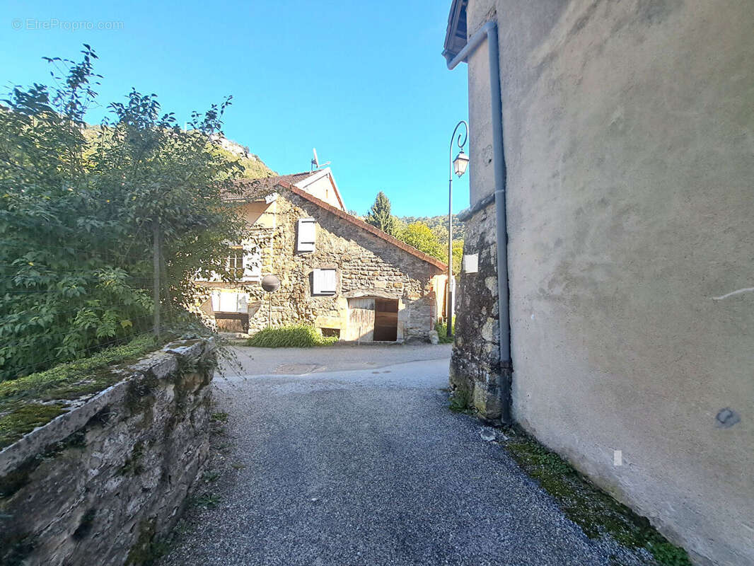 Maison à BAUME-LES-MESSIEURS