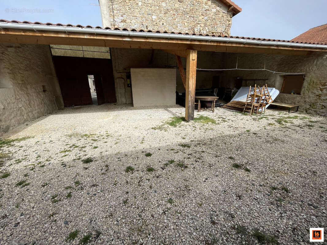 Maison à CELLES-SUR-DUROLLE