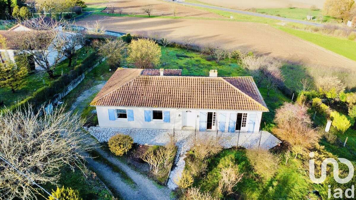 Photo 2 - Maison à ROULLET-SAINT-ESTEPHE