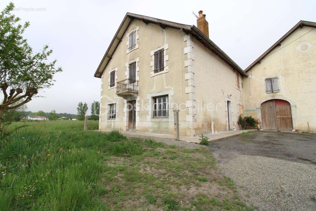Maison à rénover avec dépendances - photo 2