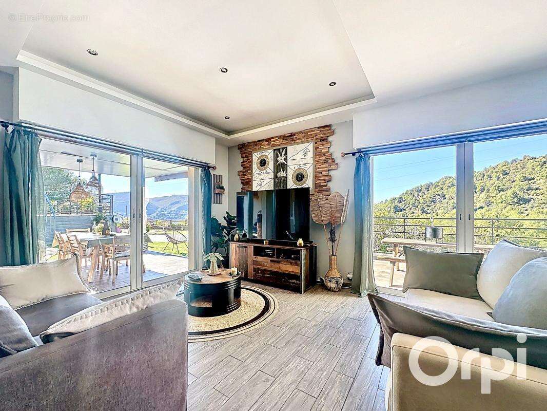 Maison à LA ROQUETTE-SUR-VAR