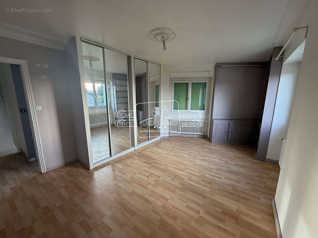 Maison à LA CHAPELLE-BASSE-MER