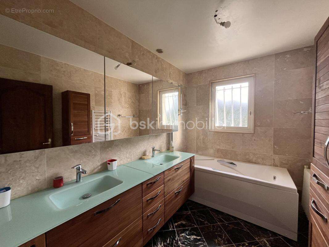 Maison à SAINT-PIERRE-DES-FLEURS