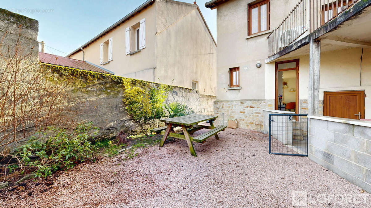 Maison à THIEL-SUR-ACOLIN