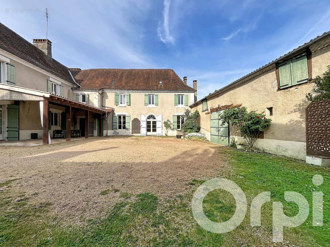 Maison à SAVIGNAC-LES-EGLISES