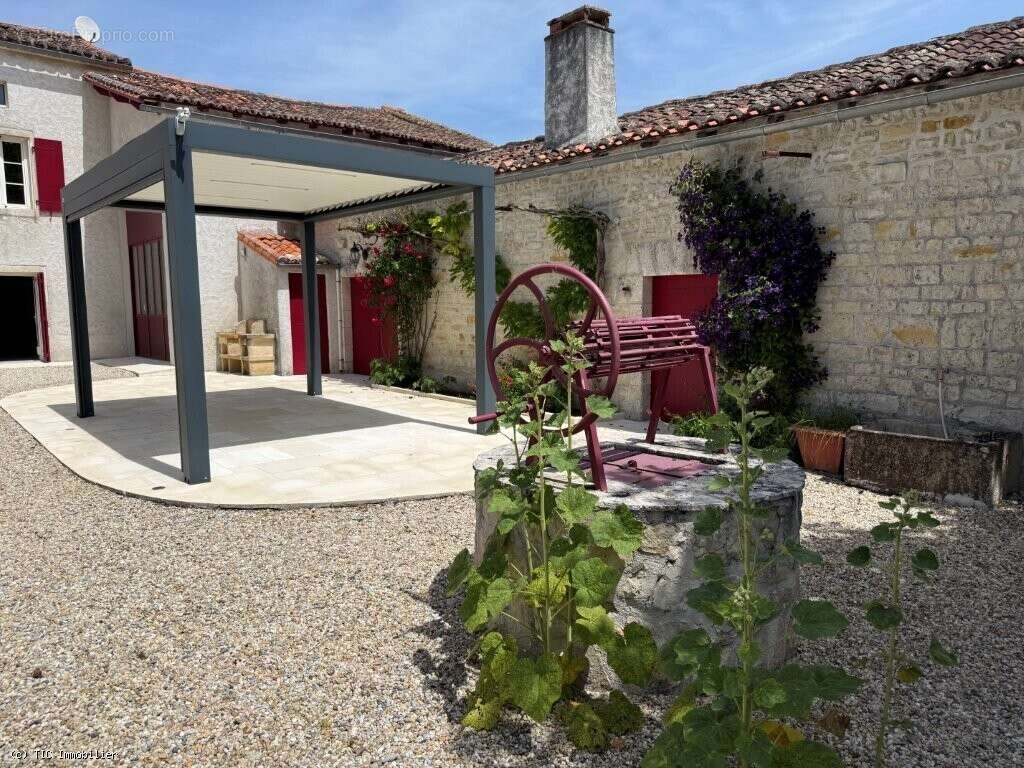 Maison à AIGRE