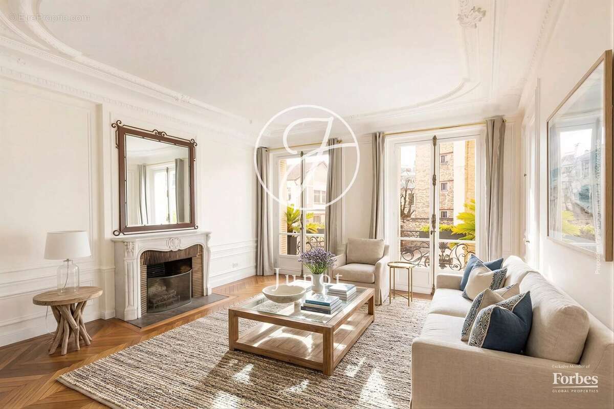 Appartement à PARIS-16E