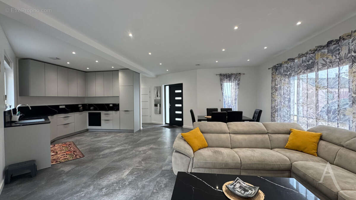 Maison à NEUFCHEF